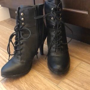 A pair of black size 7 heels